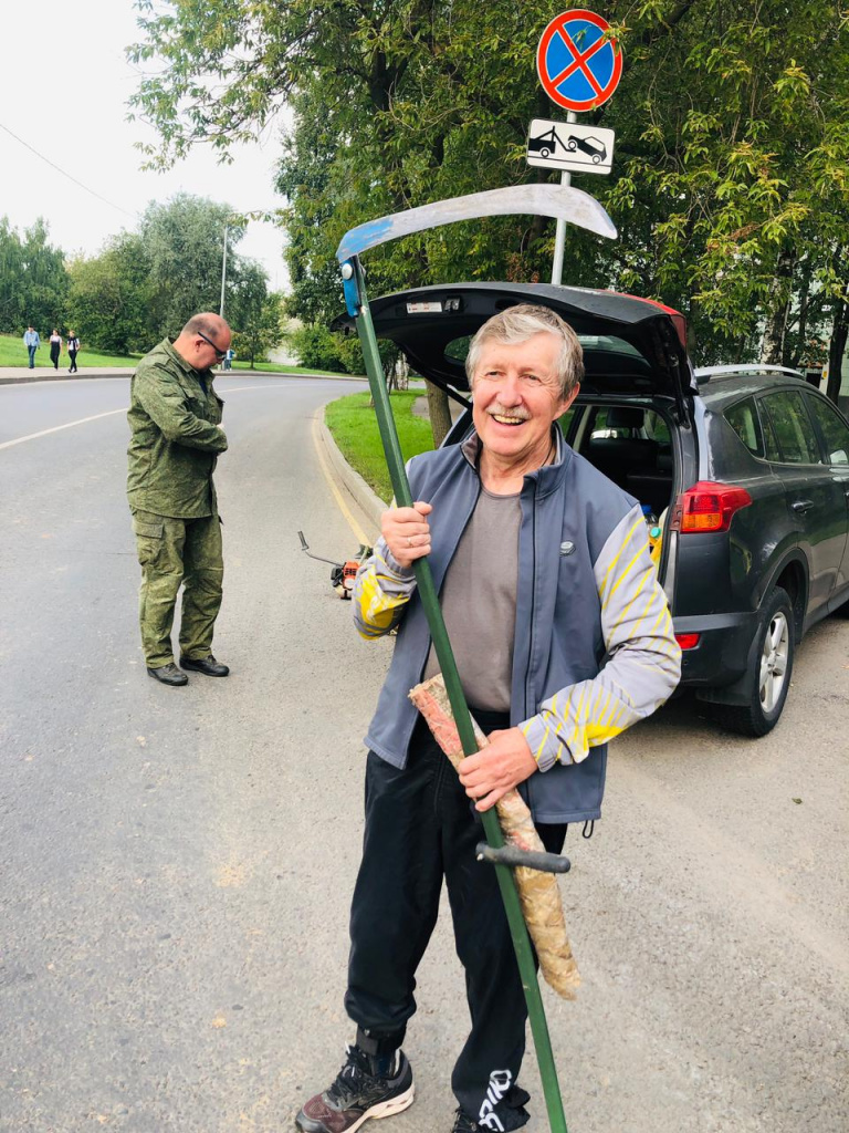 Прохожие и автомобилисты очень пугались при виде косы, основного инструмента волонтёра для прокашивания трассы. Время идёт, а у создателей трасс та же техника, что и 100 лет назад...