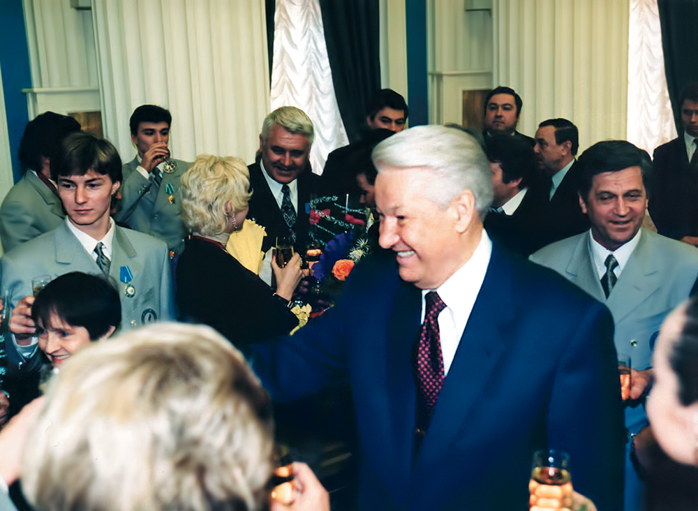 В Кремле Президент России Б.Ельцин принимает олимпийцев после Нагано.