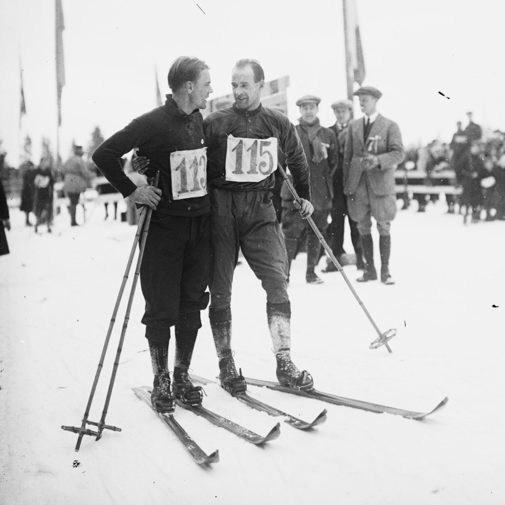 Торлейф Хауг и Йохан Гроттумсбротен беседуют после лыжной гонки в Хольменколлене в 1923 году. 