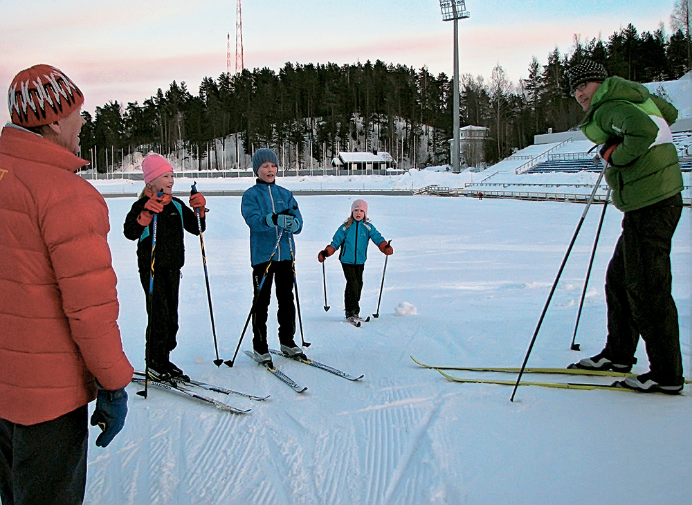 На этой фотографии финская семья — папа и его трое детей. Мы встретили их вечером на лыжном стадионе Лахти. Они выходят покататься на лыжах практически каждый вечер. И Виролайнен охотно консультирует всех, кто обращается к нему с вопросами по смазке лыж, по технике лыжных ходов, по методике тренировок.