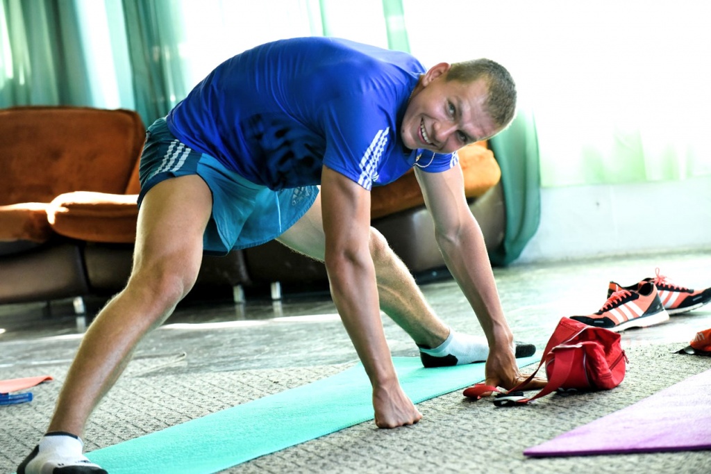Большунов Александр – упражнение на растяжение мышц ног. 