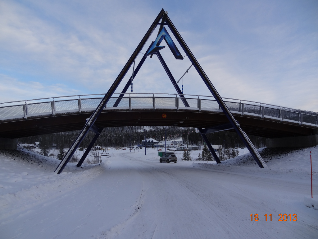 Специальный лыжный мост на пересечении с автодорогой в финском заполярном Леви. 