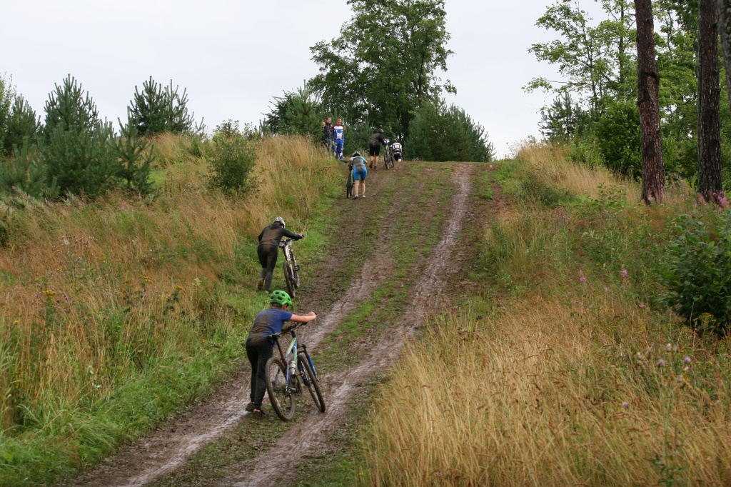 Все подъёмы уже ко второму кругу превратились в глиняно-травяное месиво. Заехать в такие без серьёзной физической и технической подготовки было просто нереально. 
