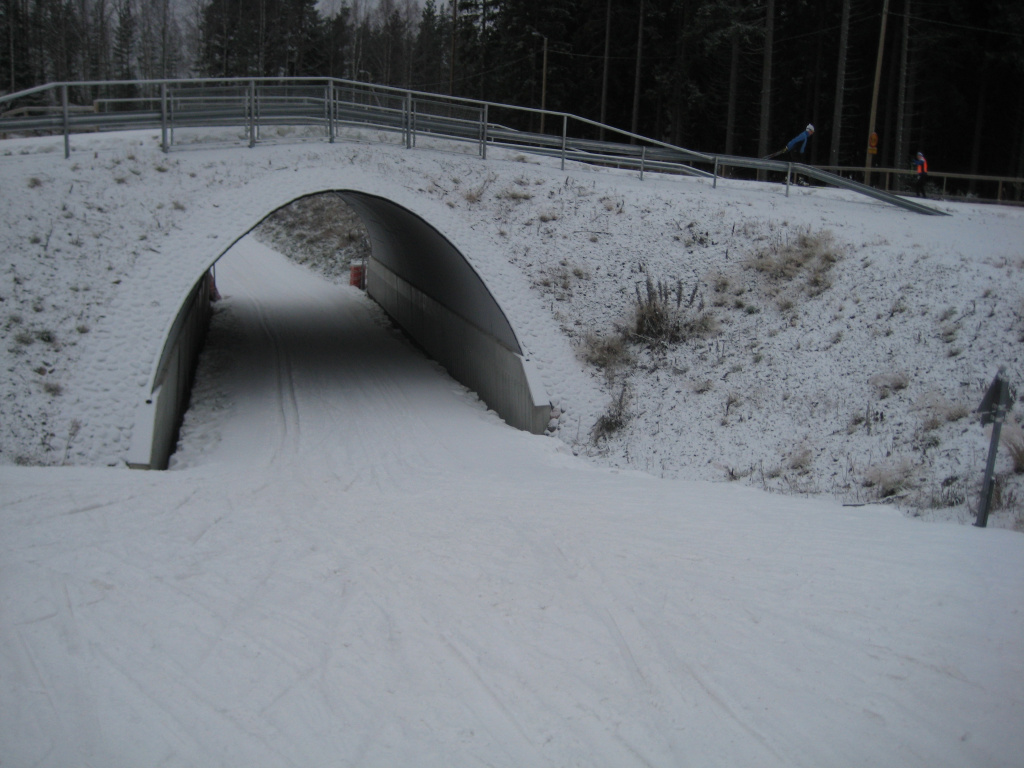А это лыжный тоннель-переход под автодорогой в финском Вуокатти. 