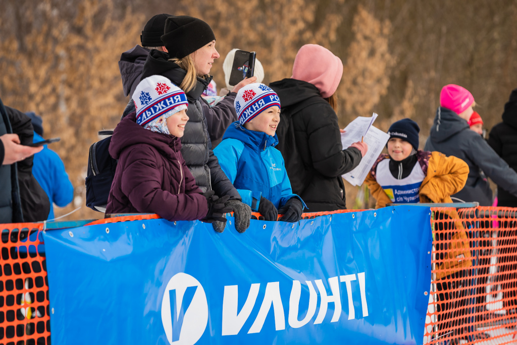 Все участники получили на память шапочки "Лыжни России 2022".
