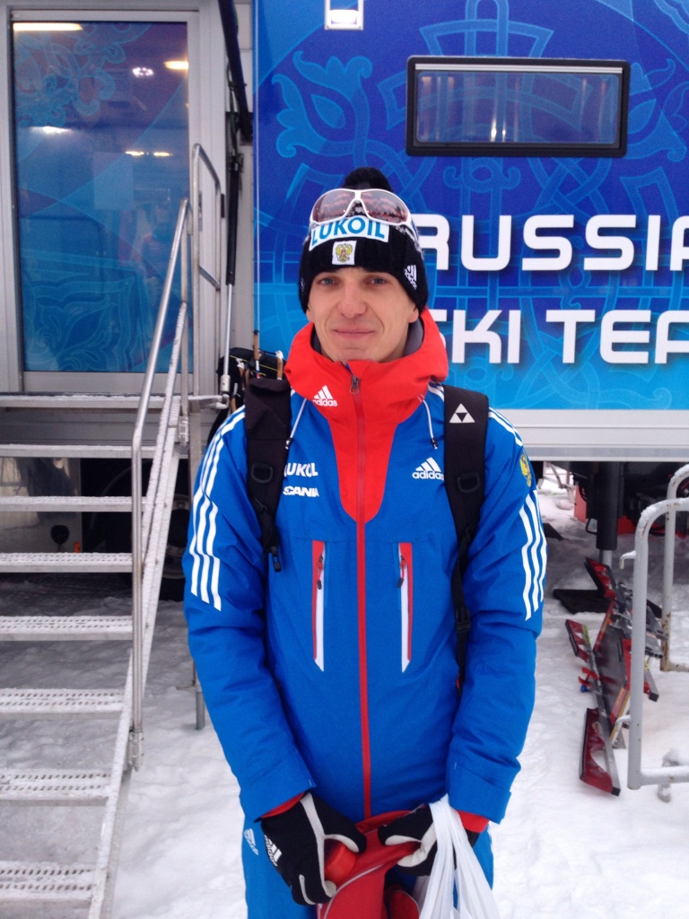 Евгений Белов на фоне смазочного грузовика сборной России image (4).jpg
