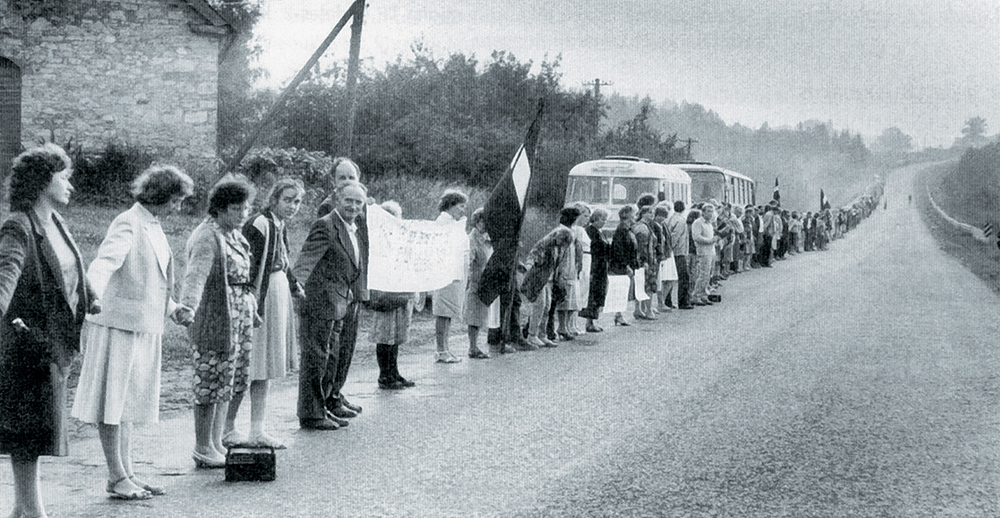 23 августа 1989 года. Они стоят, взявшись за руки, сплошной живой 600-километровой цепью, выстроившейся от Вильнюса до Таллина через Ригу. А из приёмника, стоящего на асфальте, слышен голос корреспондента, рассказывающего о том, что цепь сомкнулась, и в ней сейчас стоит два миллиона человек.