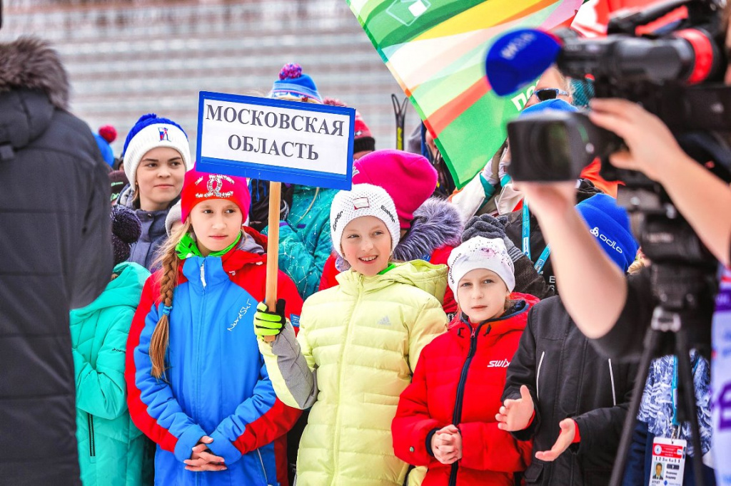 Фото 7. Да и по самим информационным табличкам легко можно прочитать, откуда в Мурманск приехали юные участники соревнований. Представители телевидения ведут свой репортаж с торжественной части парада. 