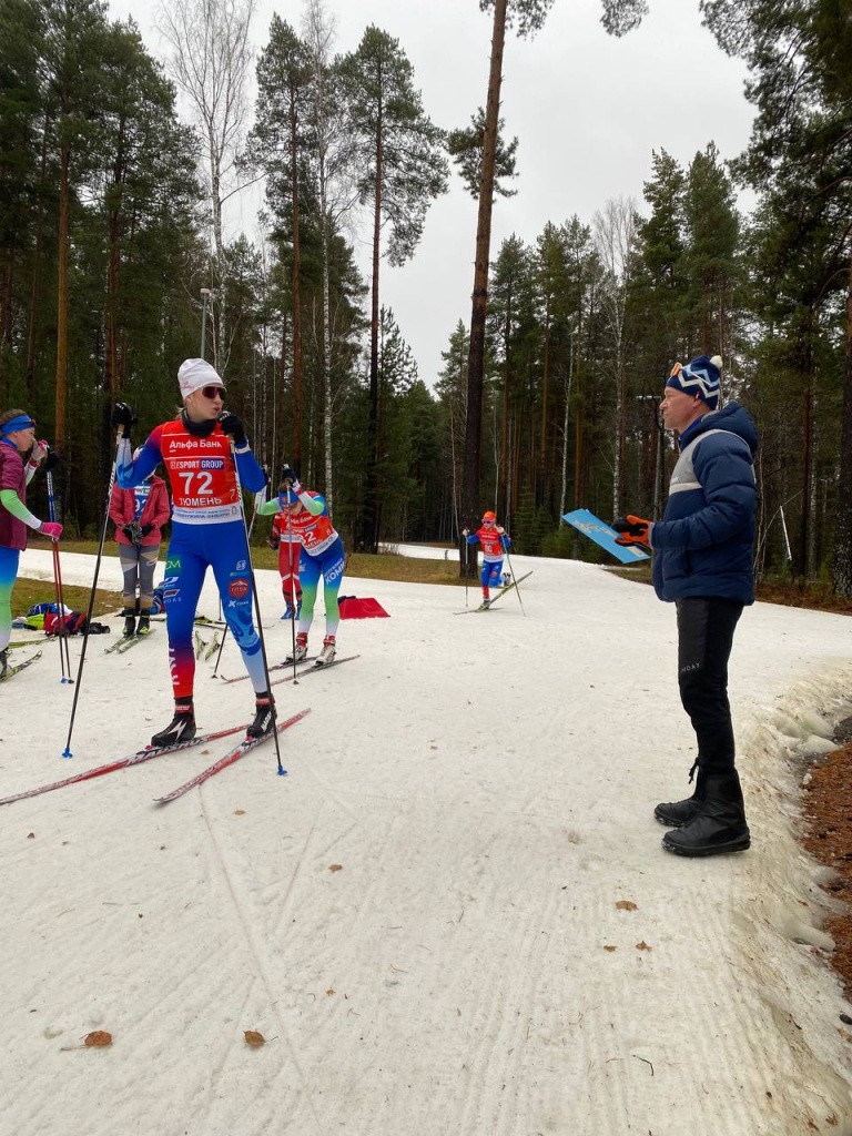 Тюмень. Виктор Ревин с спортсменками своей группы. Как правило, по плану уже в конце первого микроцикла начинаются короткие ускорения.