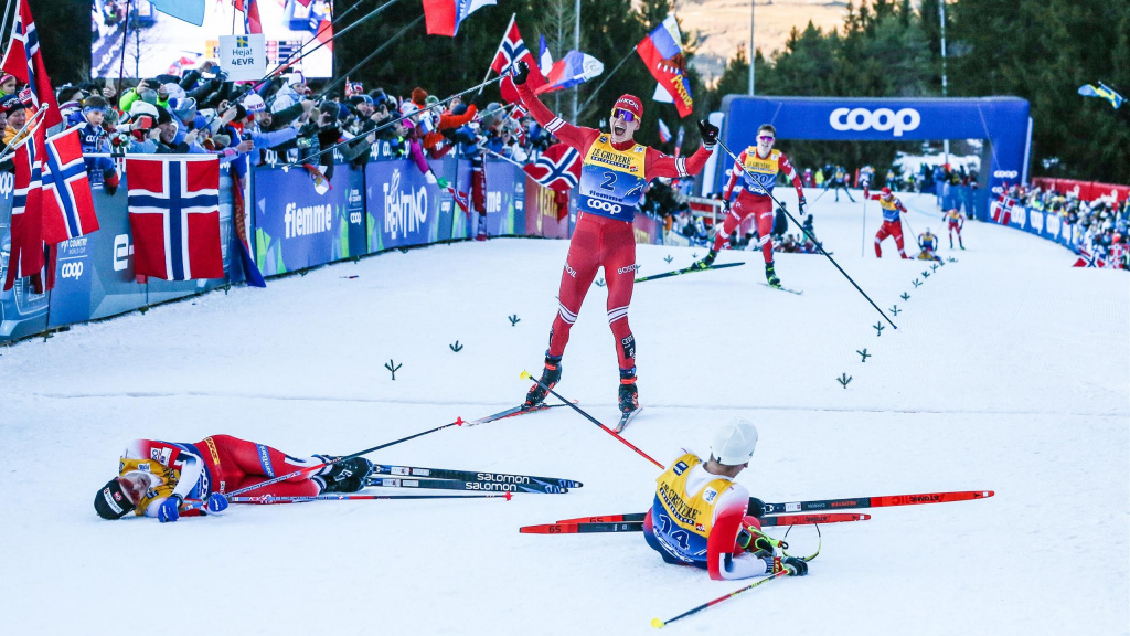 Eurosport На финише гонки в гору лежат лучшие горовосходители норвежцы Симен Крюгер и Шюр Рёте, а Александр Большунов впервые в карьере выигрывает общий общий зачет Тура