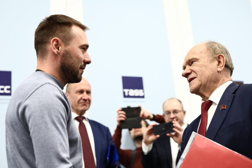 ТАСС В ТАСС плотный график пресс-конференций: едва зал покинули биатлонисты, как там тут же началась пресс-конференция КПРФ. Биатлонист Антон Шипулин и коммунист Геннадий Зюганов коротко поприветствовали друг друга в кулуарах пресс-конференции.
