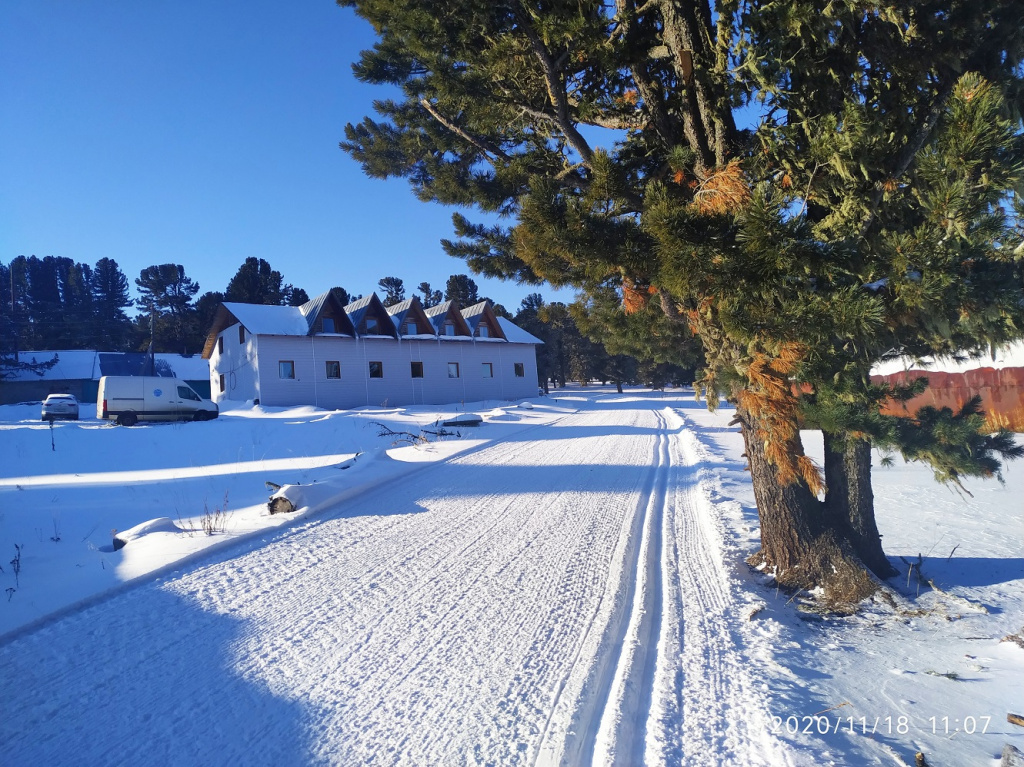 Иван Исаев Лыжня идёт прямо рядом с жилыми корпусами – очень удобно.