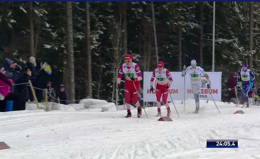 Александр Большунов (впереди) и Александр Бессмертных (позади него) возглавляют гонку на втором этапе эстафеты. 