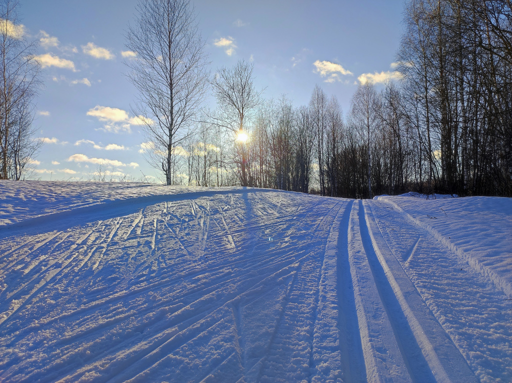 На трассе есть полотно под конёк и лыжня для классики. 