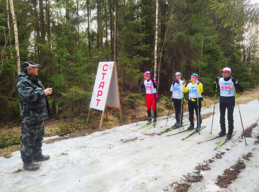 Геннадий Васильевич дает старт спринта «Самый последний снег».