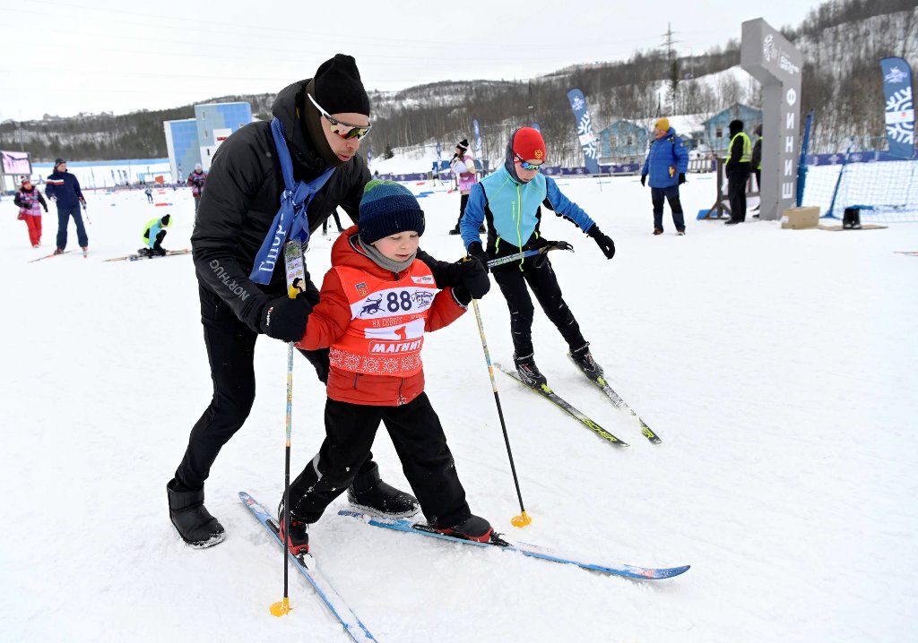 Праздник севера 2024 мурманск лыжные гонки. Гонки на лыжах. Лыжная гонка. Лыжный марафон.
