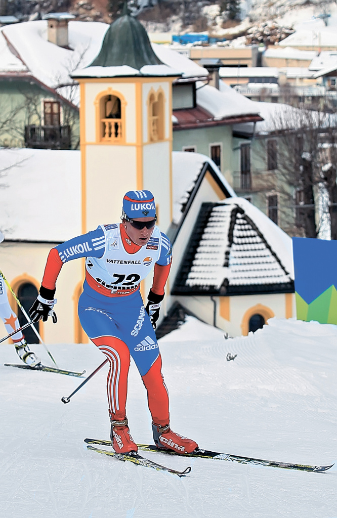 Юлия Чекалёва мчится к своей первой медали чемпионата мира, а на заднем плане видна церквушка гостеприимного итальянского городка Кавалезе