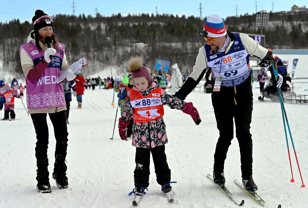 Праздник севера 2024 мурманск лыжные гонки. Гонки на лыжах. Лыжники. Лыжная гонка. Олимпийские игры лыжники.