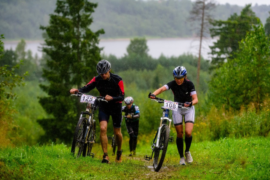 Там, где лидеры в подъём заезжают, не слезая с велосипеда, более слабые участники уже идут пешком. 