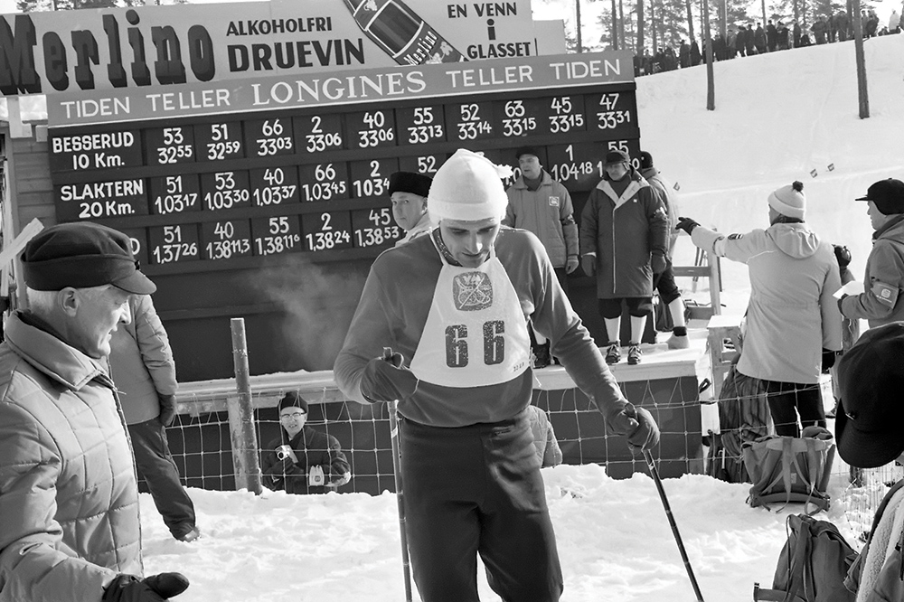Анатолий Акентьев на финише 30-километровой гонки чемпионата мира в Холменколлене в 1966 году