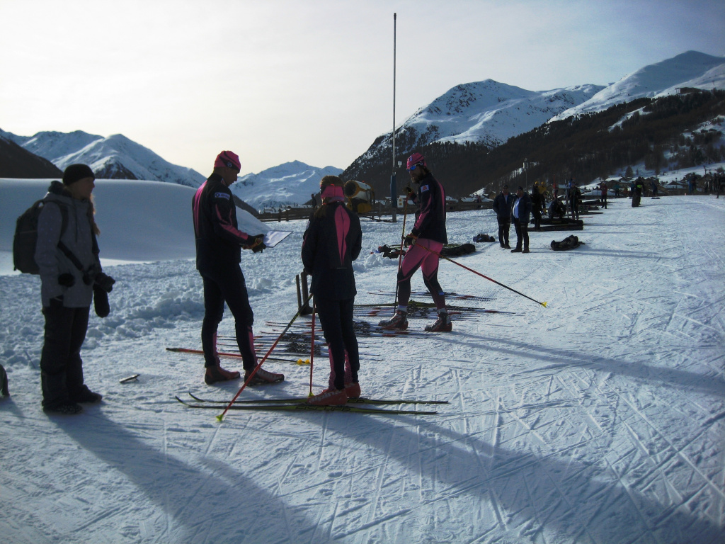 Накануне гонки команды откатывают лыжи. 