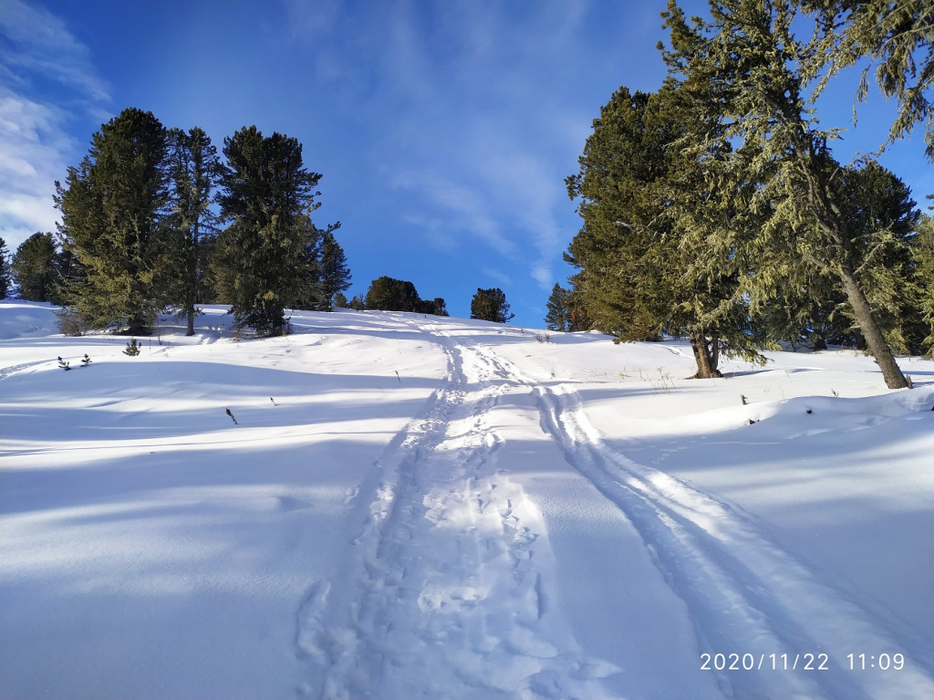 Иван Исаев По выходным по этой тропе я ходил с палочками на расположенную неподалёку вершину Тияхты (1.900 метров).
