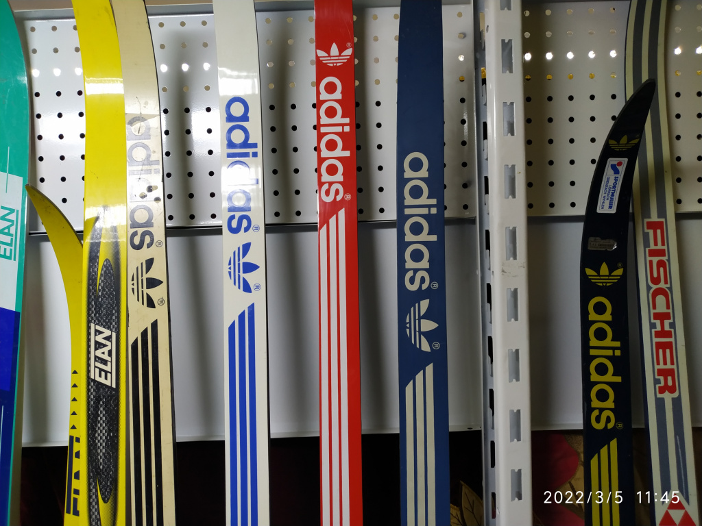 Коллекция лыж Adidas, производившихся в те годы на фабрике Kneissl.