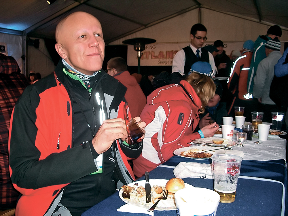 Главный редактор итальянского «Sci Fondo» Карло Брена в VIP-палатке после финиша Тарту-марафона 2012 года. Карло занял в этот день почётное второе место в матчевой встрече главных редакторов лыжных журналов. Кто занял в этой встрече первое место, думаю, не нужно напоминать? 