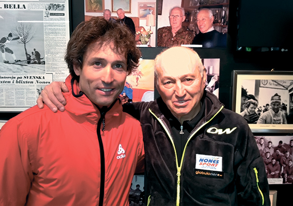 Известный немецкий лыжник Петер Шликенридер (слева) заглянул в магазин в Кавалезе к легендарному итальянцу Франко Нонесу.