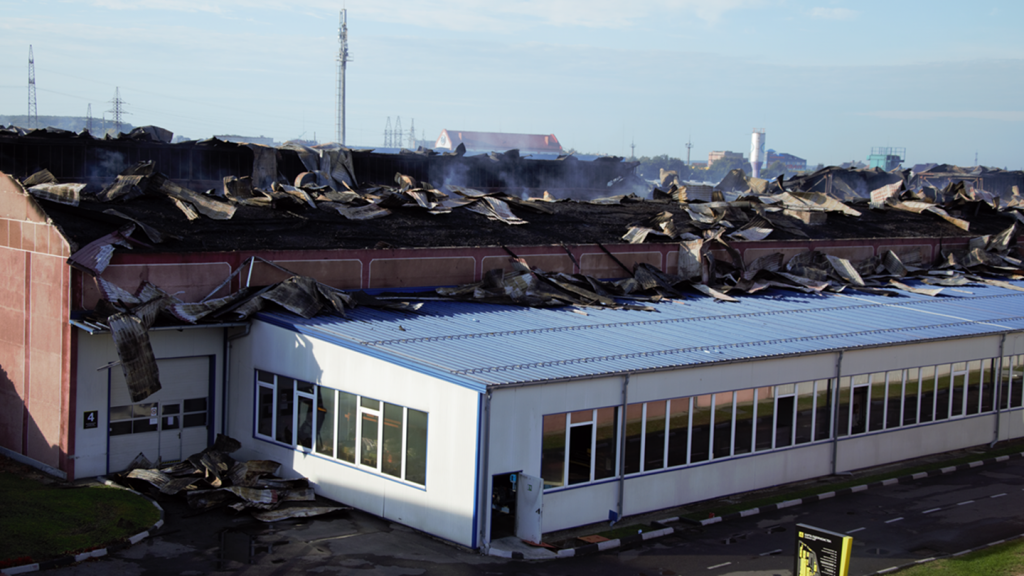 Здание фабрики после пожара.