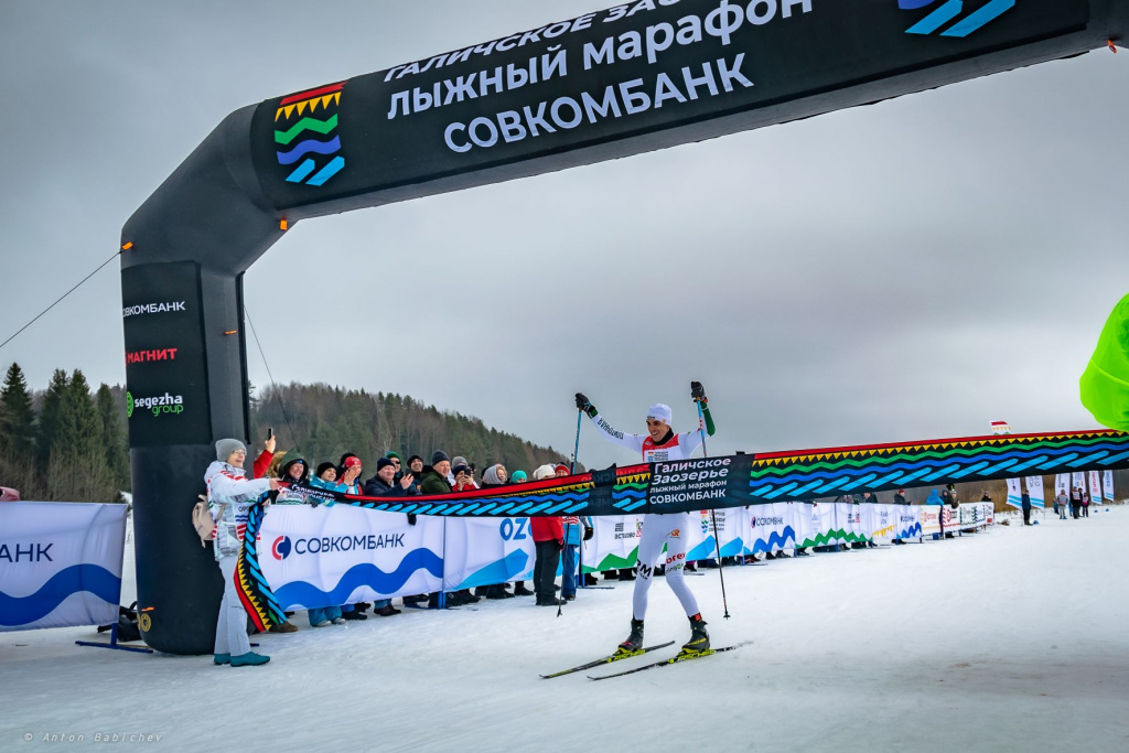 Финиш победителя гонки Олега Петрова.