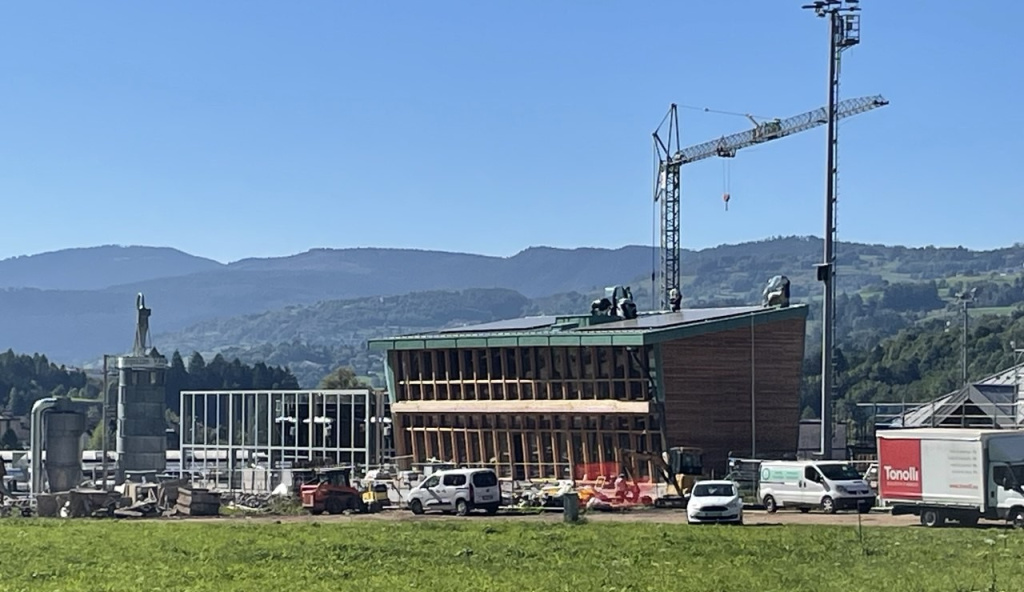 skisport.ru Олимпийский стадион для лыжных гонок пока в строительных лесах.