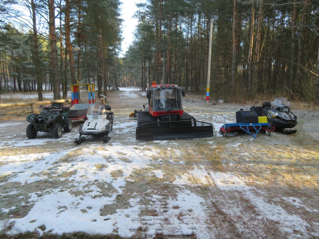 Оборудование для подготовки лыжных трасс клуба имени Наседкина в посёлке имени Цюрупы. 