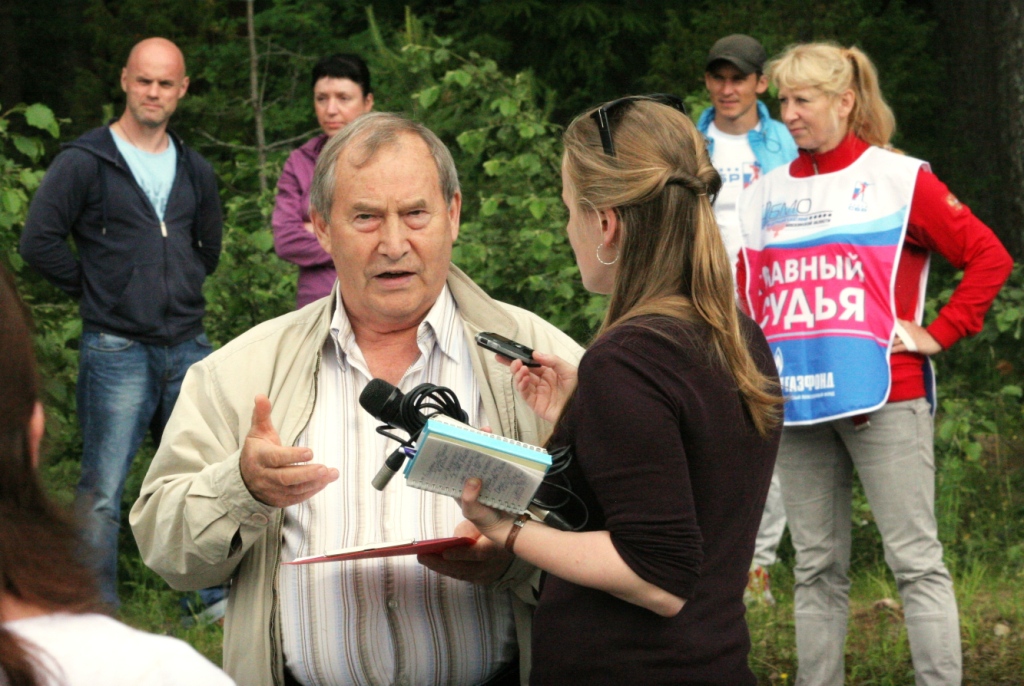 Вице-президент СБР Вадим Мелихов даёт интервью местному телевидению. 