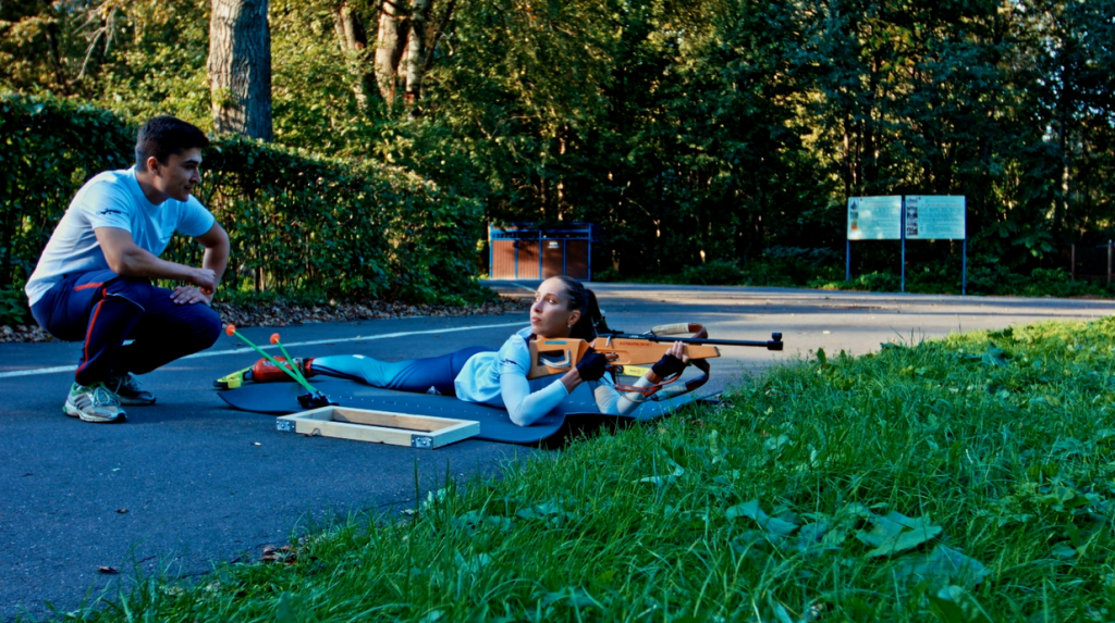 Ульяна Кайшева на импровизированном стрельбище в парке Измайлово