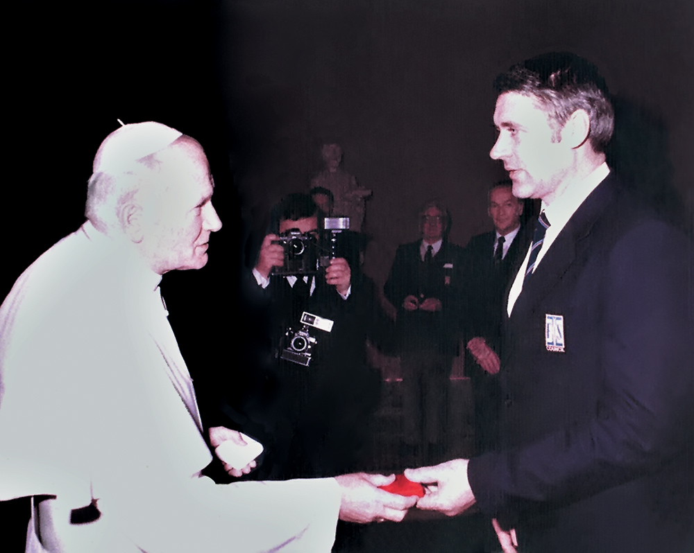 1981 год. Папа Римский Иоанн Павел II вручает медаль Ватикана члену КПСС Анатолию Акентьеву.