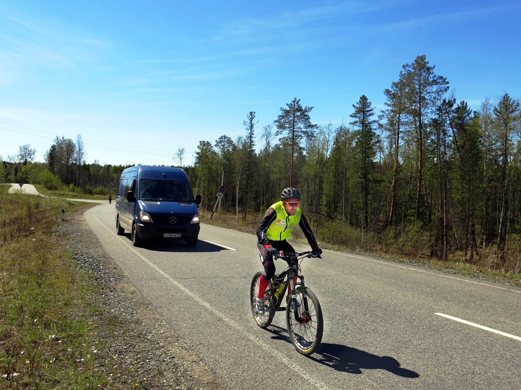 Нашу олимпийскую надежду предстоящего зимнего сезона, ЗМС России по биатлону Евгения Гараничева сопровождает “личный” автотранспорт технической службы. 