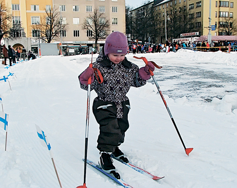 Едва закончились забеги у лыжников, опробовать лыжную трассу вышли малыши, которые пришли на площадь вместе с родителями, чтобы поболеть за своих старших собратьев.