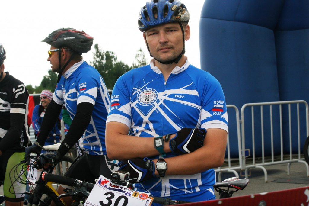 Лидер движения Кубок Велосипедные Марафоны России и по совместительству - обозреватель журнала "Лыжный спорт" Сергей Бирюков. Он и здесь на работе - тестирует мониторы сердечного ритма Сигма для тестов, которые будут публиковаться на страницах skisport.ru.