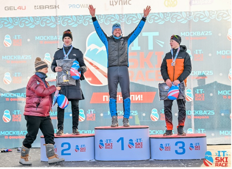 Наталья Матвеева награждает призеров и победителя 5 км забега Александра Панжинского