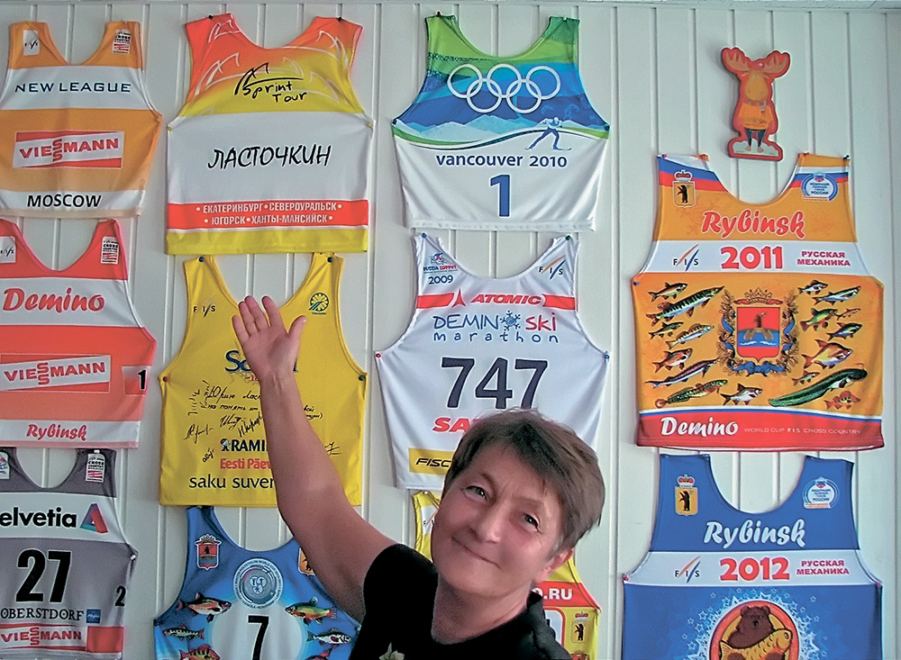 В коллекции спортивных номеров в кабинете у Емелиной есть и персональный номер Юрия Ласточкина.