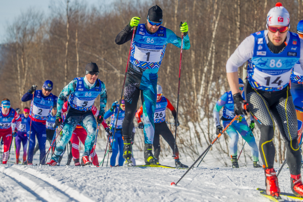 Двукратный победитель Мурманского марафона Алексей Петухов, признавшийся, что выиграть эту гонку было его детской мечтой, в первый подъем зашел вместе с лидерами. 