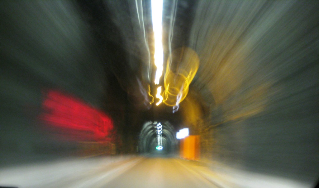 Этот снимок мы сделали в тоннеля Мунт ля Скера. Естественно, на ходу, остановиться в нём не было возможности. И хотя снимок получился нерезким, всё равно он получился необычным благодаря этим своим размытым, размазанным разноцветным огням, правда? 