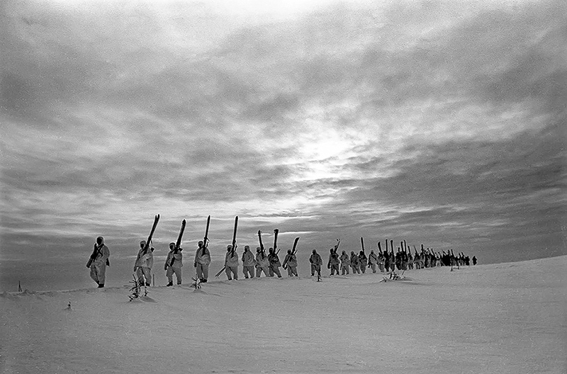 Лыжный батальон выдвигается на передовую в ходе битвы за Москву.