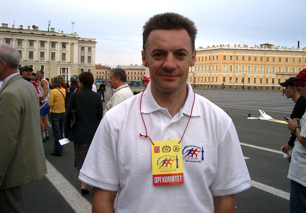 2003 год, "Спринт на Дворцовой". Александр Епишов - главный организатор соревнований. 