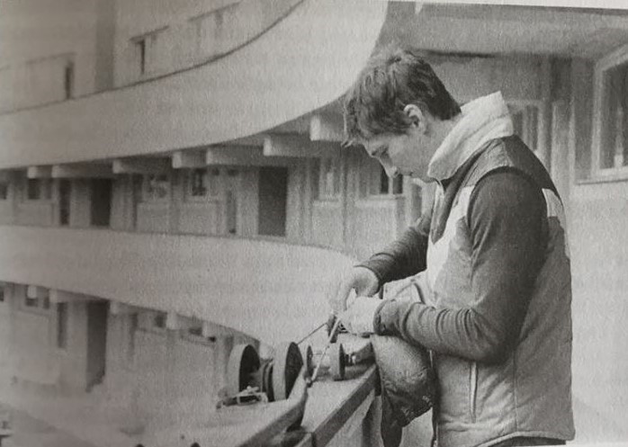 Ф.Колчин на балконе только отстроенного "бункера" (спортивной гостиницы Техванди) настраивает так называемые ГДР-овские лыжероллеры 