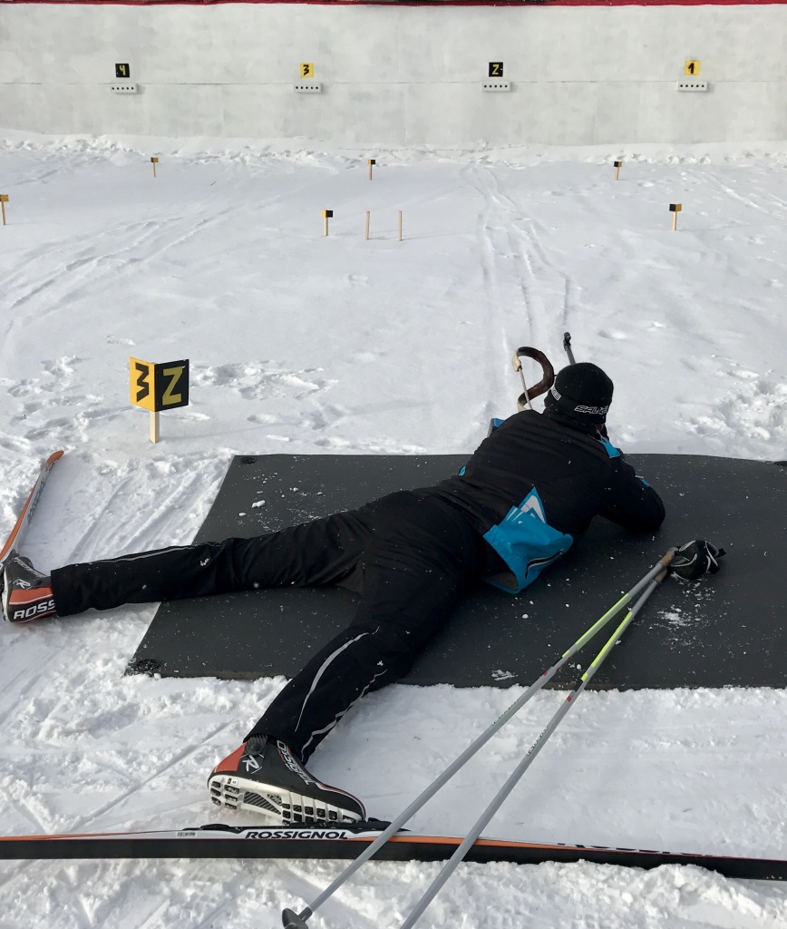 Стрельба из положения лежа с использованием лазерной винтовки