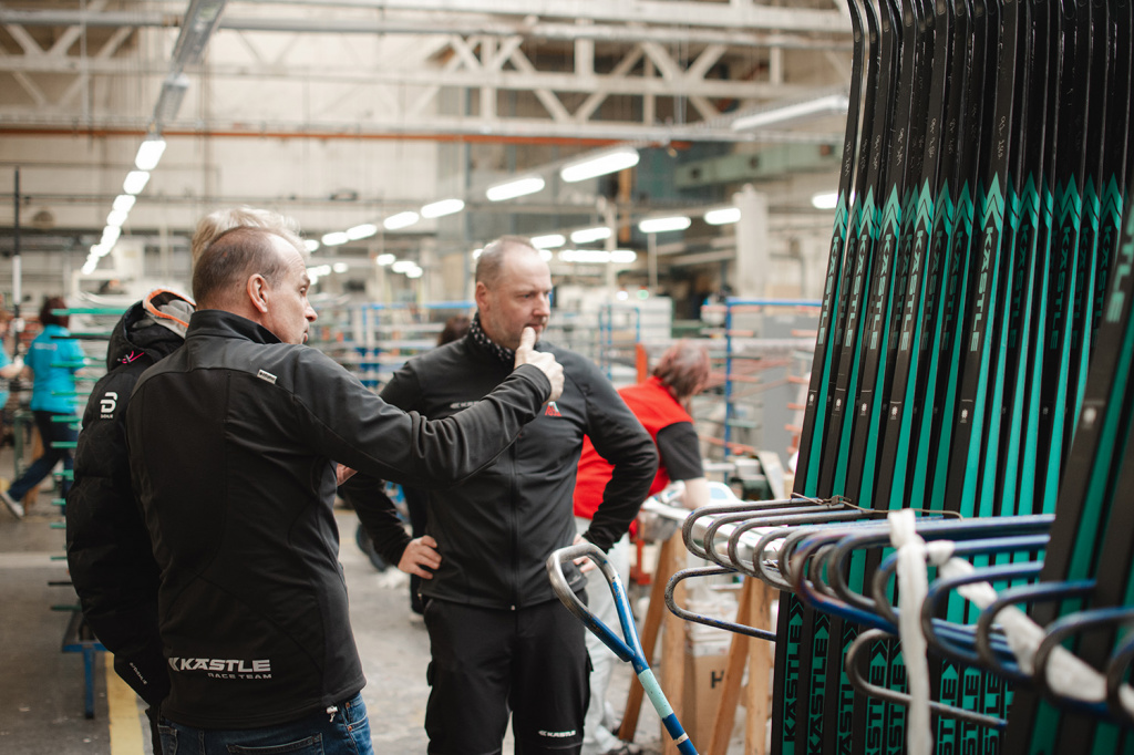 Алексис Жаннерод на фабрике в Чехии общается с конструкторами беговых лыж Kastle.