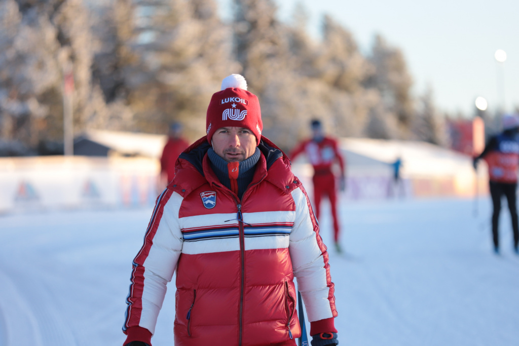 Егор Сорин, несмотря на трескучий мороз, внимательно следит за тренировкой подопечных