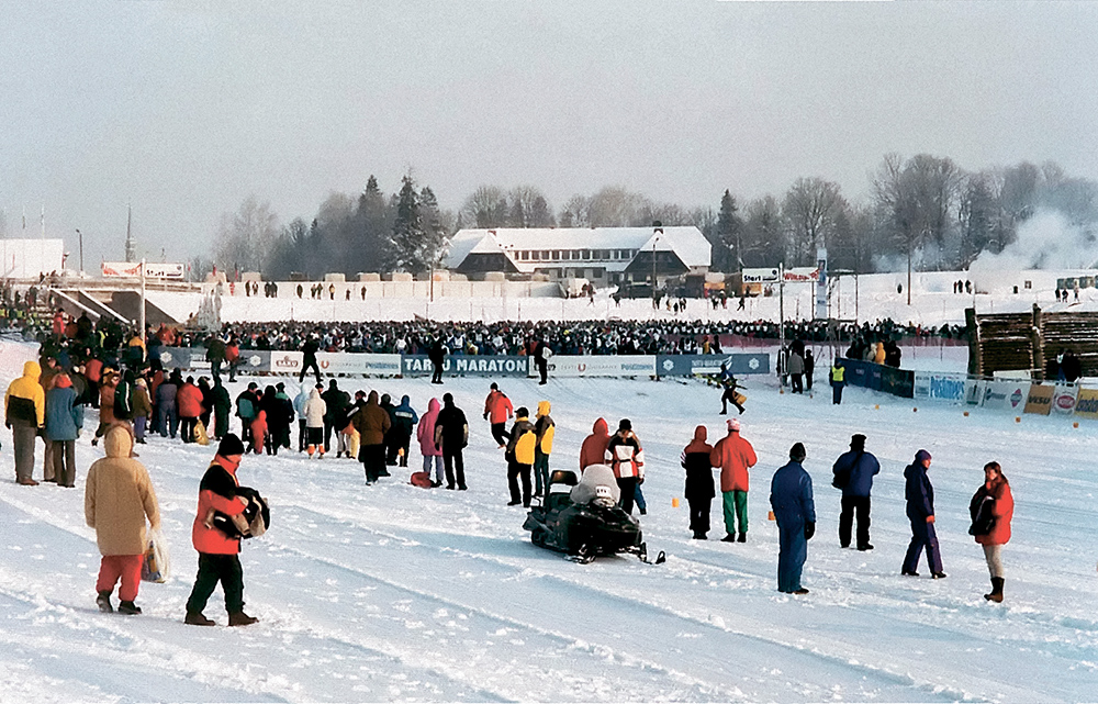 Старт Тарту-марафона 2001 года. Стадиона «Tehvandi» ещё нет и в помине, но гостиница «Karupesa», как видите, стоит там, где ей и положено стоять — в полусотне метров от старта марафона.